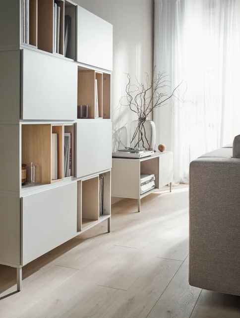 Regał Into w stylu minimalistycznym
